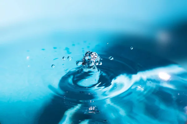 물을 가까이 튀기고. 푸른 물의 정수리. 물 한 방울. 아쿠아 바크 — 스톡 사진