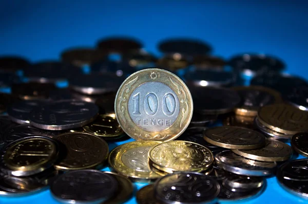 Tenge sobre fondo negro. Dinero de Kazajistán. Monedas tenge. Dinero —  Fotos de Stock