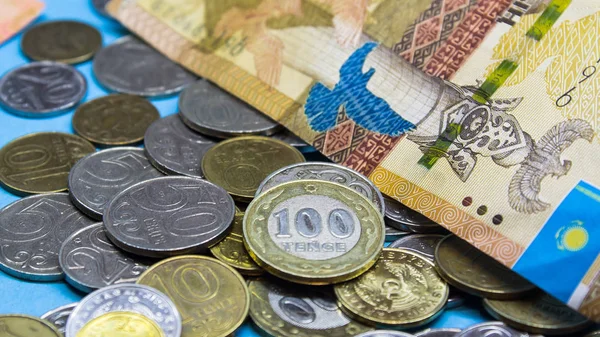 Kasachstan tenge Geld mit tenge Münzen. Wirtschaft Kasachstans. — Stockfoto