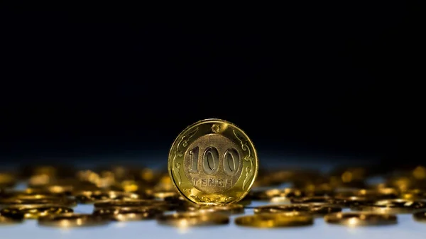 Tenge sobre un fondo azul con monedas. Monedas de Tenge de Kazajistán —  Fotos de Stock