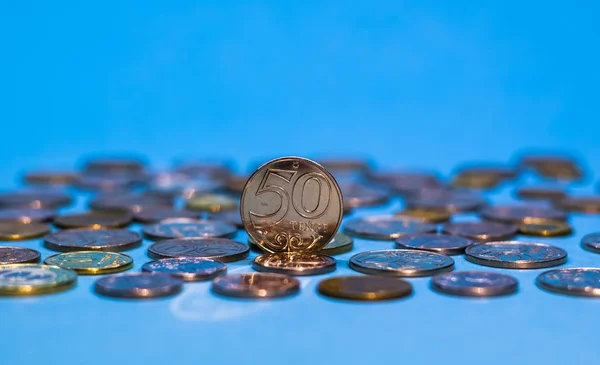 Tenge em um fundo azul com moedas. Moedas de tenge do Cazaquistão — Fotografia de Stock