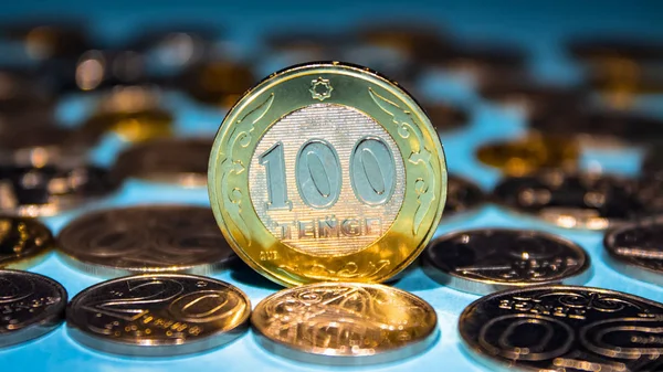 Tenge em um fundo azul com moedas. Moedas de tenge do Cazaquistão — Fotografia de Stock