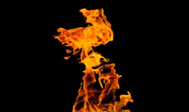 Siyah arka planda ateş alevleri. siyah arka plan isolat yangın