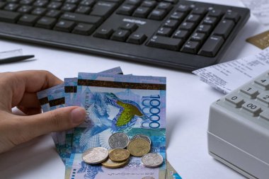 İş yerindeki veznedar muhasebecisinde 10 dolar.