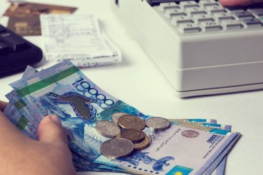 İş yerindeki veznedar muhasebecisinde 10 dolar.