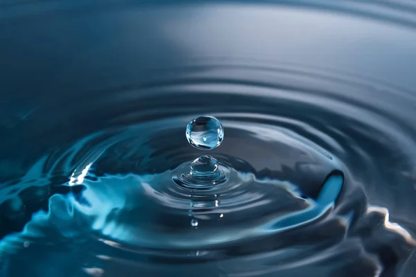 Salpicadura de agua de cerca. Gota de agua. Una gota azul de agua. Caída —  Fotos de Stock
