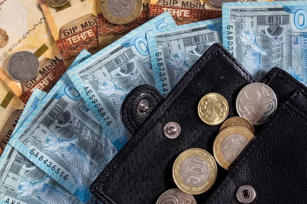 Billetes de papel de tenge con monedas. Tenge es el curre nacional — Foto de Stock