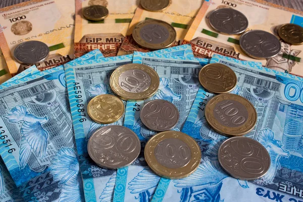 Billetes de papel de tenge con monedas. Tenge es el curre nacional — Foto de Stock