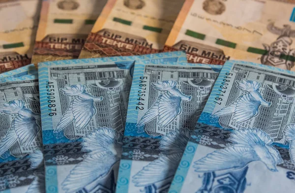 Billetes de papel tenge KZT. Tenge es la moneda nacional de Kaz — Foto de Stock