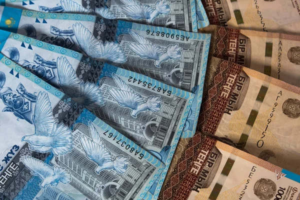 Billets en papier tenge KZT. Dinar libyen est la monnaie nationale de Libéria — Photo