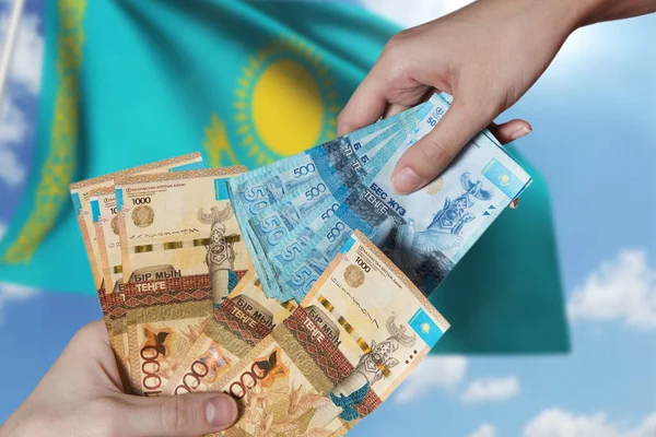 Бумажные банкноты тенге люди держат в руках на спине — стоковое фото