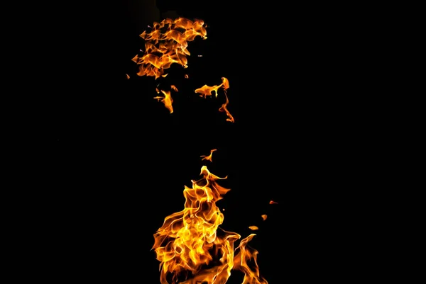 Eldflammor på svart bakgrund. brand på svart bakgrund isolat — Stockfoto