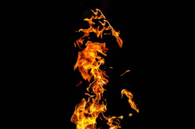 Siyah arka planda ateş alevleri. siyah arka plan isolat yangın