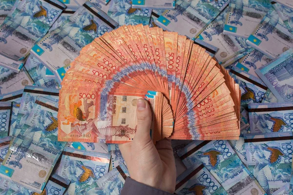 Hände, die kasachisches Tenge-Geld in der Hand halten. Papierbanknoten tenge kzt — Stockfoto