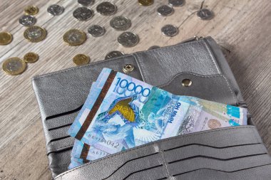 Kağıt banknotlar tenge Kzt. Tenge, Kaz 'ın ulusal para birimidir.