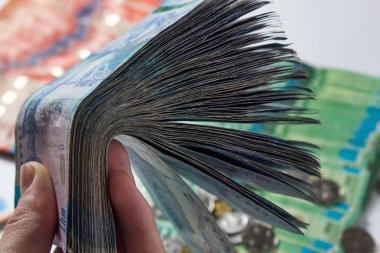 Kağıt banknotlar tenge Kzt. Tenge, Kaz 'ın ulusal para birimidir.