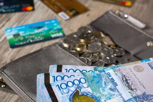Billetes de papel tenge KZT con tarjetas de crédito en segundo plano — Foto de Stock