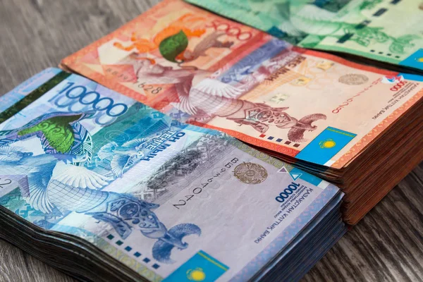 Бумажные банкноты тенге. Тенге - национальная валюта Казахстана — стоковое фото