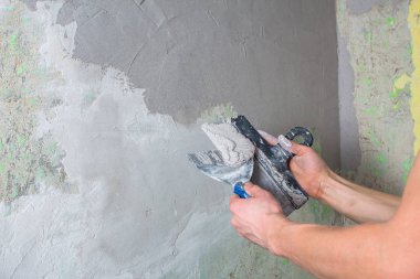 Duvarı onar. Duvarı spatulayla kaplayın. İç Konst