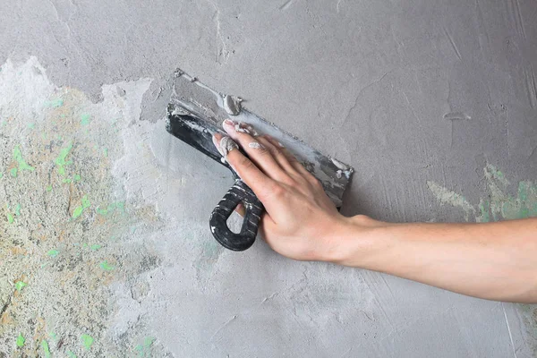 Reparatur der Mauer. Die Wand mit einem Spachtel verputzen. interner Konst — Stockfoto