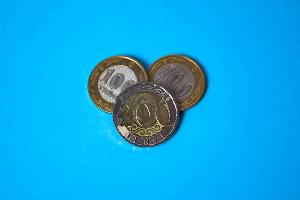Nueva moneda 200 tenge en Kazajstán. Billetes de papel tenge KZT. Diez. —  Fotos de Stock