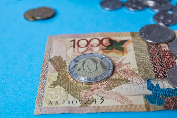 Nueva moneda 200 tenge en Kazajstán. Billetes de papel tenge KZT. Diez. — Foto de Stock