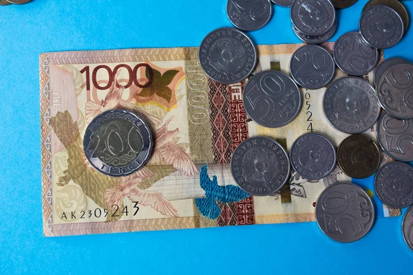 Nueva moneda 200 tenge en Kazajstán. Billetes de papel tenge KZT. Diez. — Foto de Stock