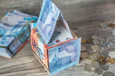 Bir ev şeklinde onluk para. Kağıt banknotlar tenge Kzt. T