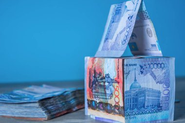 Bir ev şeklinde onluk para. Kağıt banknotlar tenge Kzt. T