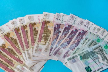 Kağıt paralar Rus Rublesi. Rubles, Rusya 'nın ulusal para birimidir. Rusya Bankası. Mavi arka planda Rus rublesi. Bin ruble yakın plan. Rublonun düşmesi ya da yükselmesi.