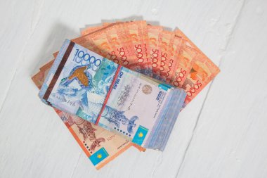 Beyaz arkaplanda KZT onayı. Banknotlar gergin. Para Kazakistan Tenge