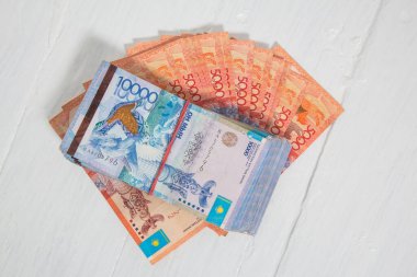 Beyaz arkaplanda KZT onayı. Banknotlar gergin. Para Kazakistan Tenge