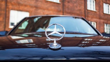 Moskova, Rusya - 8 Mart 2020: Mavi Mercedes-Benz E sınıfı ön görüş. Orijinal Mercedes-Benz E-Sınıfı logo. Mercedes Benz bir Alman otomobil üreticisi.