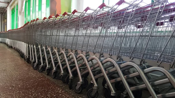 Baskets Supermarket Empty Shopping Basket Row Shopping Carts Supermarket Entrance — Stock Photo, Image