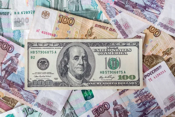 Бумажные Банкноты Российских Рублей Долларов 100 Долларов Российские Рубли Рубли — стоковое фото