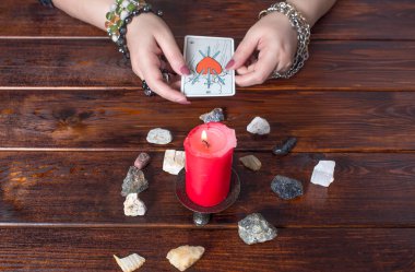 Bangkok, Tayland, 15.20 Mart. Çingene, Tarot kartları ve gelecek için tahminler sunuyor. Noel falcısı. İş yerinde medyum. Kartlarla büyülü seanslar. Kadın eli ve Tarot kartları.