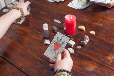Bangkok, Tayland, 15.20 Mart. Çingene, Tarot kartları ve gelecek için tahminler sunuyor. Noel falcısı. İş yerinde medyum. Kartlarla büyülü seanslar. Kadın eli ve Tarot kartları.