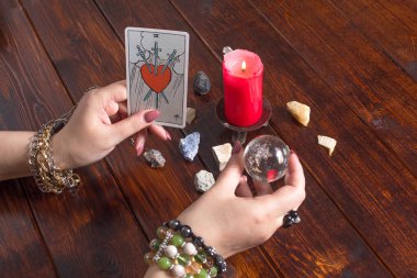 Bangkok, Tayland, 15.20 Mart.Bir falcı sihirli bir top ve kalbi olan bir Tarot kartı tutar. Çingene gelecek için Tarot kartları ve tahminler sunar. Kartlarla büyülü seanslar.