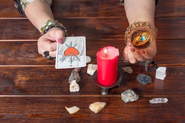Bangkok, Tayland, 15.20 Mart.Bir falcı sihirli bir top ve kalbi olan bir Tarot kartı tutar. Çingene gelecek için Tarot kartları ve tahminler sunar. Kartlarla büyülü seanslar.