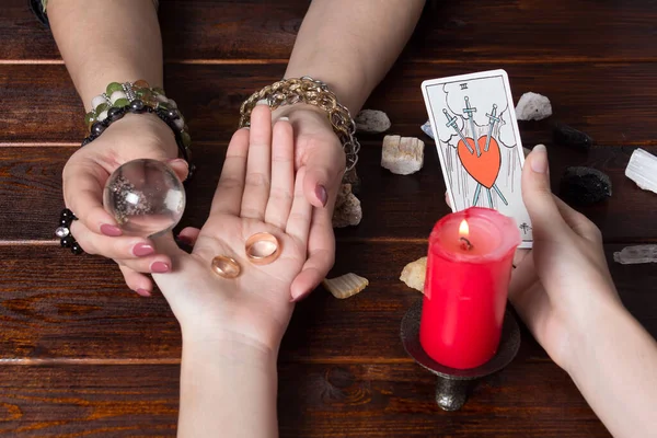Bangkok, Tayland, 15.20 Mart. Çingene, Tarot kartları ve gelecek için harikalar serer. Noel falcısı ve falcı. Anlatım kartları ve alyanslarla büyülü seanslar.