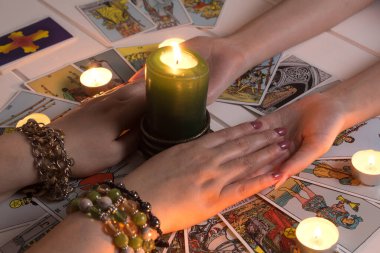 Bangkok, Tayland, 15.20 Mart. Kadın eli ve Tarot kartları. Çingene gelecek için Tarot kartları ve tahminler sunuyor. Noel falcısı. İş yerinde medyum. Kartlarla büyülü oturumlar