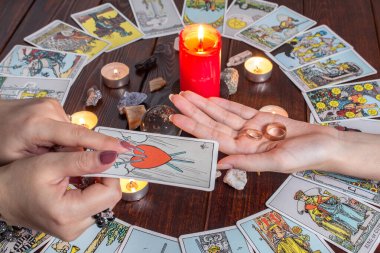 Bangkok, Tayland, 15.20 Mart. Çingene, Tarot kartları ve gelecek için tahminler sunuyor. Noel kehaneti. Kalpli ve alyanslı konuşan Tarot kartlarıyla sihirli seanslar