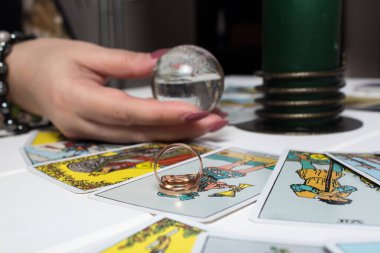 Bangkok, Tayland, Mart 15.20. Evlilik yüzükleri Tarot kartlarında. Çingene Tarot kartları hazırlar ve gelecek için tahminlerde bulunur. Kalpli ve alyanslı konuşan Tarot kartlarıyla sihirli seanslar
