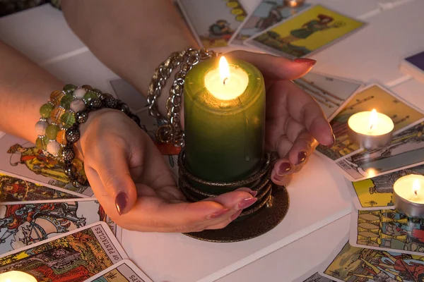 3月15日 泰国曼谷 女性的手在黑暗中握着点燃的蜡烛 算命师表演魔术 魔法仪式和神游仪式 对未来的预测和预测 — 图库照片