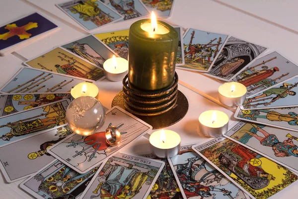 Bangkok, Tayland, Mart 15.20. Evlilik yüzükleri Tarot kartlarında. Çingene Tarot kartları hazırlar ve gelecek için tahminlerde bulunur. Kalpli ve alyanslı konuşan Tarot kartlarıyla sihirli seanslar