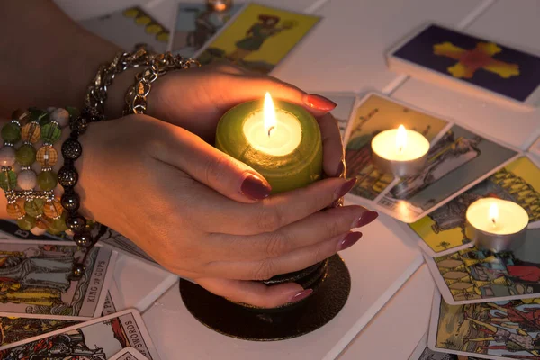 Banguecoque Tailândia Março Mãos Femininas Seguram Uma Vela Acesa Escuro — Fotografia de Stock