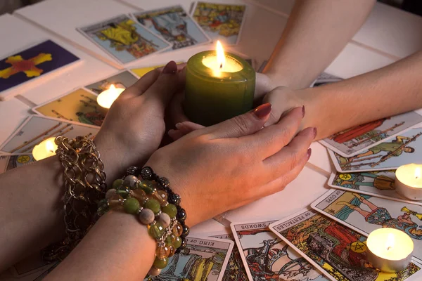 Banguecoque Tailândia Março Mãos Femininas Seguram Uma Vela Acesa Escuro — Fotografia de Stock