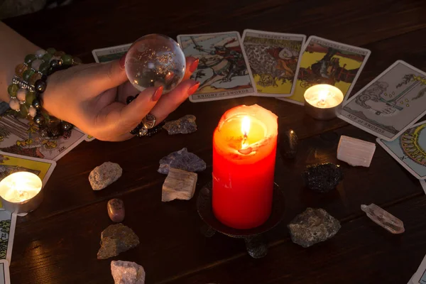 March 점쟁이는 마법의 있습니다 위에는점술 카드와 있습니다 카드와 함께요 촛불을 — 스톡 사진