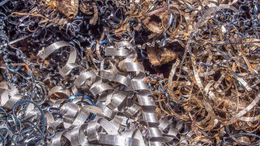 Metal zemin. Renkli talaşlar. Renkli metalik yonga duvar kağıdı veya ekran koruyucusu. Metal talaşlarının soyut renk arkaplanı. Bir fabrika veya fabrikada demir ve demir olmayan metallerin işlenmesi