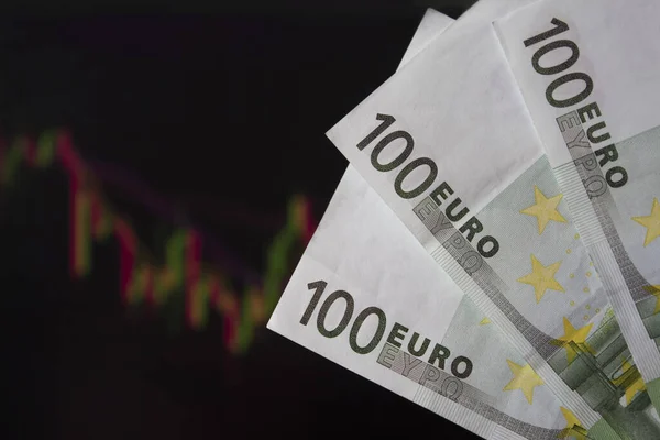 Die Hände Halten Euro Eur Vor Einem Laptop Monitor Mit — Stockfoto